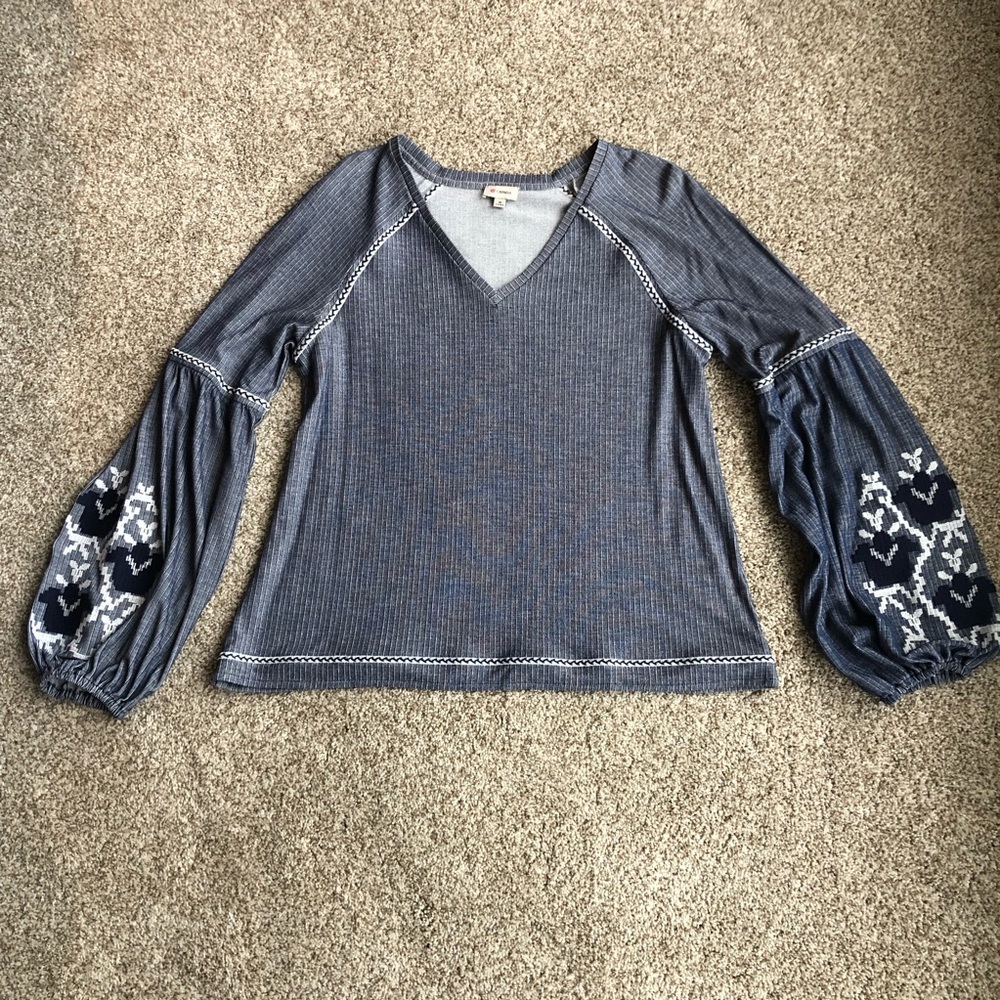 EMBROIDERED SLEEVE DETAIL VNECK TOP